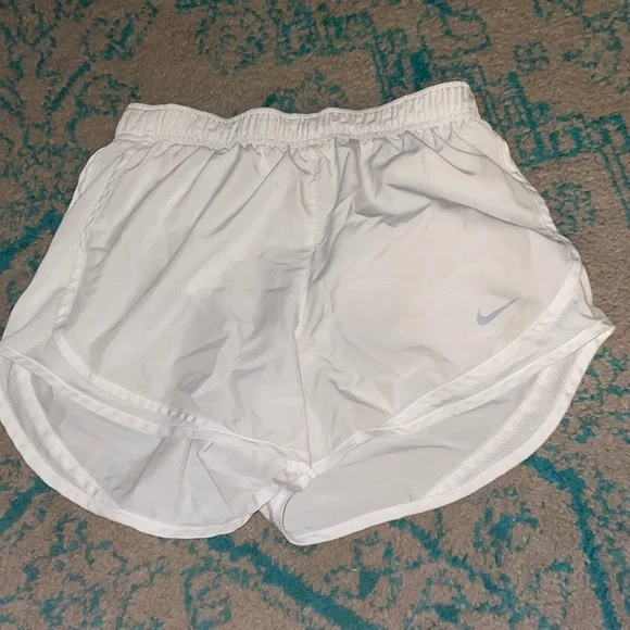 selling these white nike shorts , size small. Never worn. No rips or stains - Picture 1 of 3